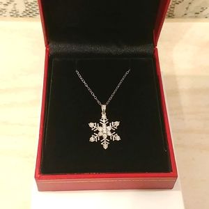 Elegent Snowflake Necklace.